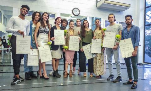 Primeros graduados de la Academia Acosta Danza